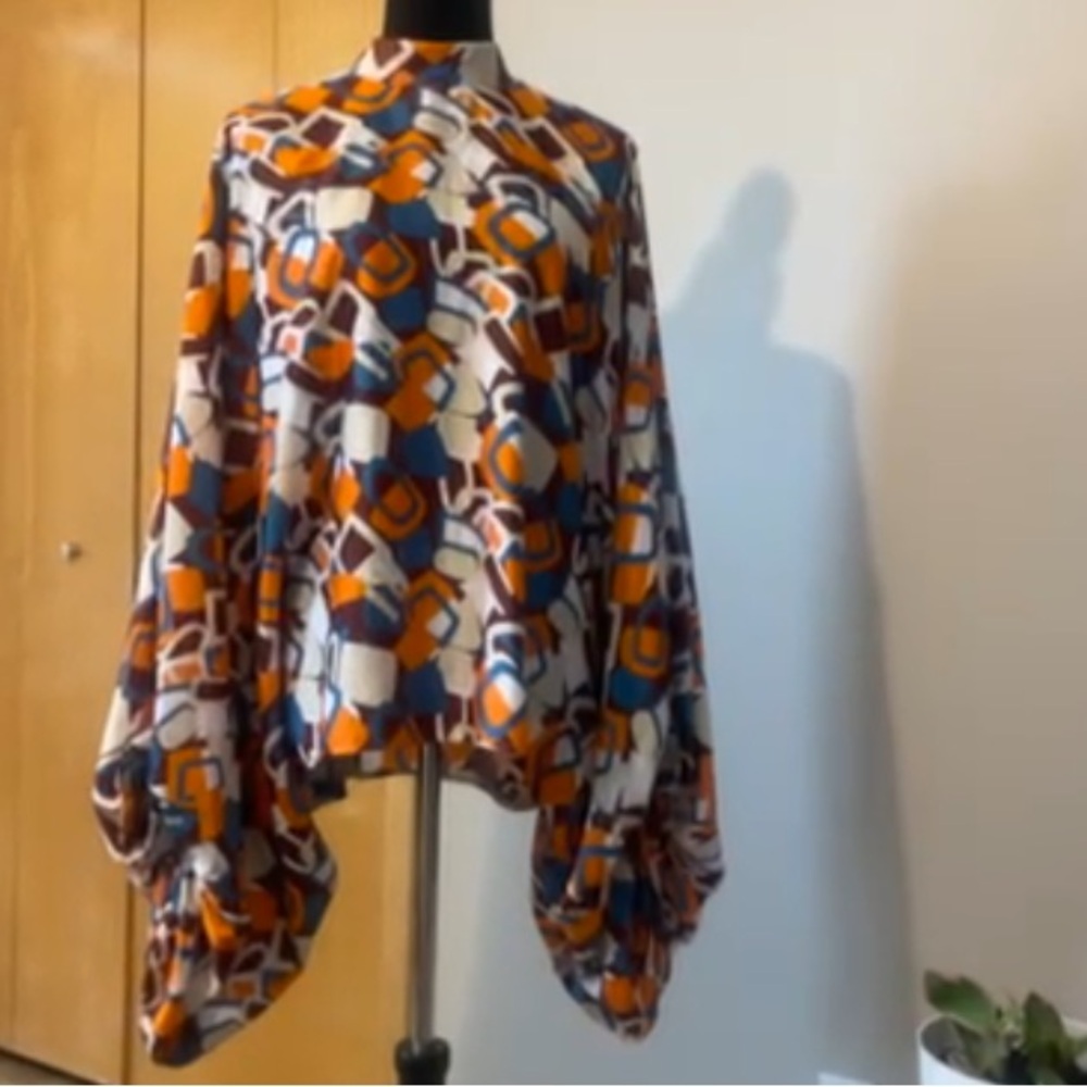 Geometric Patterned Blouse with Balloon Sleeves - image 1